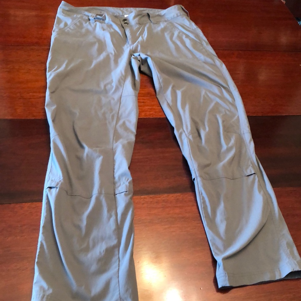 olumbia Omni shield lightweight hiking pants. Convertible to capris. 32” inseam